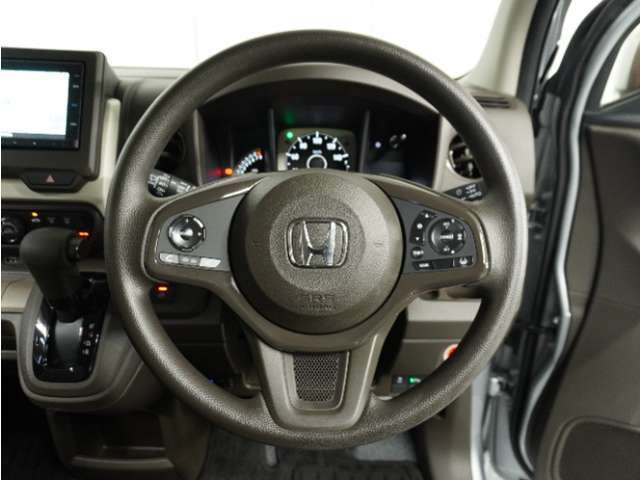 【Honda SENSING】 カメラ等装置で精度の高い検知能力を発揮、安全運転を支援します。ステアリング上のコントローラーに注目！