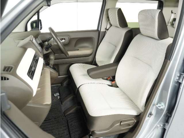 運転席と助手席は足元が繋がっているので自由に行き来しやすいので駐車場が狭いときでも助手席側からスムーズに乗り降りできて便利！