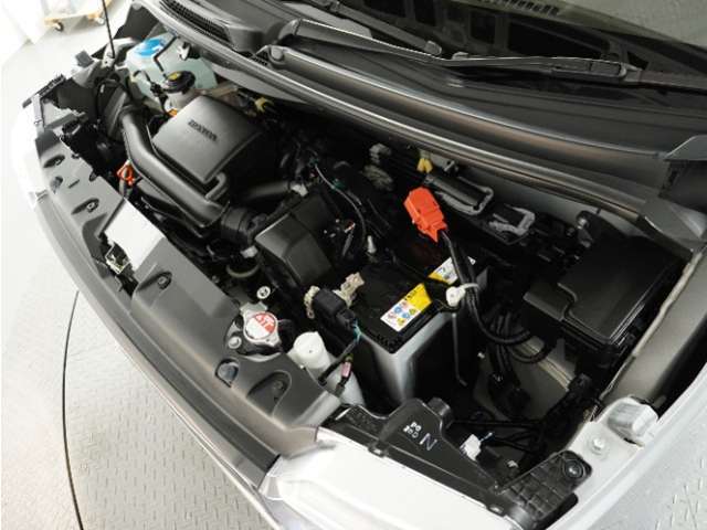 エンジンは車の心臓部分です。このエンジンルームが汚いとトラブルの基になります。当店は専用の液剤を使って徹底的に綺麗にします。