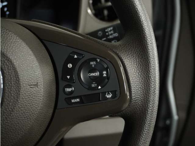 【アダプティブクルーズコントロール】予め設定した車速内でクルマが自動的に加減速。前走車との適切な車間距離を維持しながら追従走行します。【LKAS】車線維持支援システムでステアリング操作を支援。