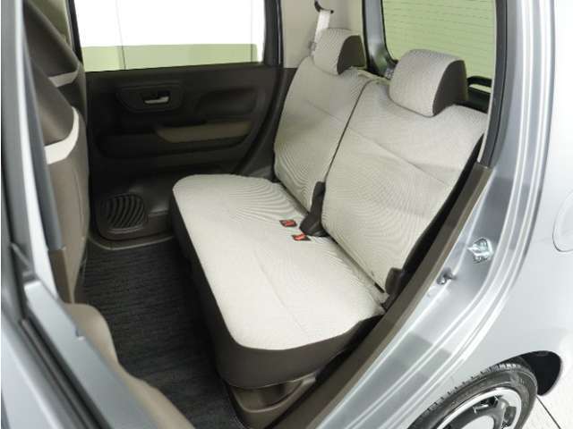 家族やご友人とBBQに行くとき、楽しさは道中の車内から始まっています！このベンチシートに座って、みんなで和気あいあい盛り上がりましょう！