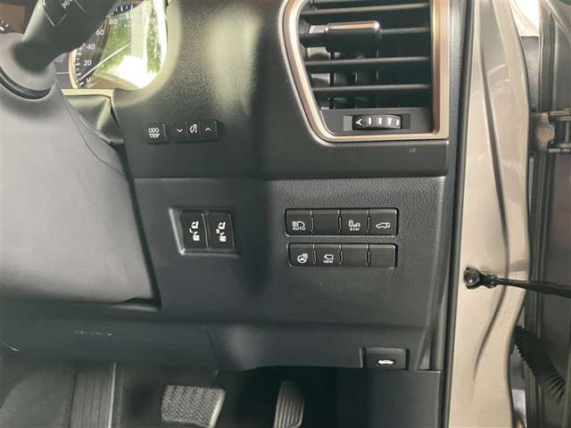 【安全運転支援】走行の安全性や運転性能を確保するため、走行状況に応じて歩行者の存在を直感的にわかりやすく知らせ、衝突回避支援も行います。