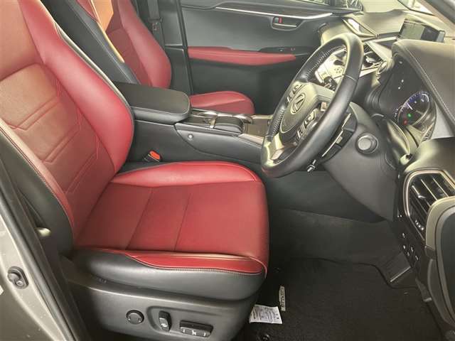 洗練された設計のコクピットが車との一体感を生み出し、至福のドライブを実現します。