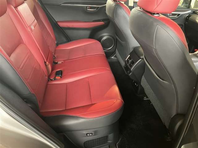 レクサス認定中古車ならではの美しいシートは、乗るたびに上質な快適さを提供します。