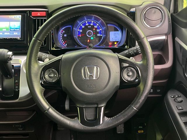 【純正革巻きステアリング】上質な革を使用することで、手にしっかり馴染みとても運転しやすいハンドルです♪