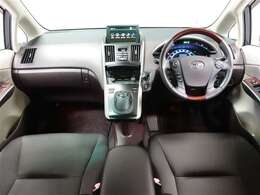 スタイリッシュなデザインのインパネ。各操作スイッチは使いやすい位置に配置されてます。