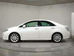 色はホワイトパールクリスタルシャイン（070）です。