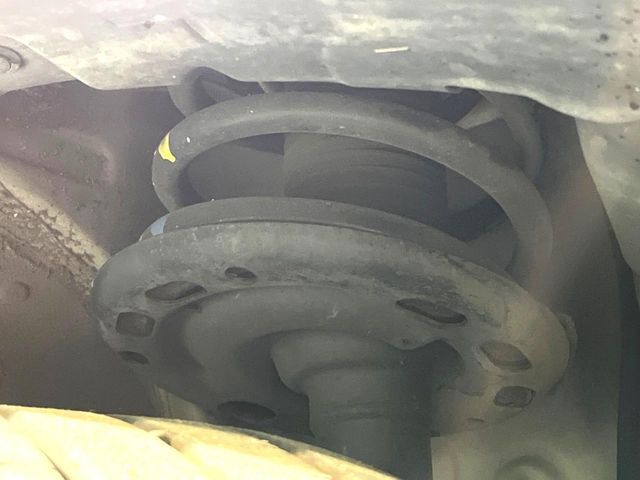 お車を安心してお乗りいただく為には、足回りの定期点検が欠かせません。サービスサポート（有償保証）では無料点検もご提供しており、安心のカーライフをお過ごしいただけるサポート体制が整っています。