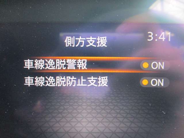 車線逸脱防止機能付き♪ふらつき防止も兼ねており安全装備でもありますね♪白線をまたいで走行しますと警報音でお知らせしてくれますので、長距離ドライブ時など安心です。