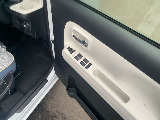 【当店のこだわり】入庫後のお車は選任スタッフによる細部清掃を実施しております。足回り、エンジンルーム、室内、室外を隅々まで綺麗にしております。展示車はピカピカです。全国配送も可能ですのでご相談下さい