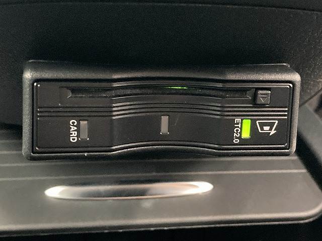 【ETC車載器】を装備しておりますので、ご納車直後からの遠距離ドライブも可能です。土日の利用料金の割引や、朝夕の通行料金を割引料金で高速道路をお楽しみいただけます。