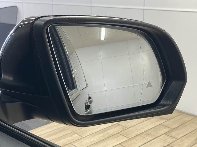 【ブラインドスポットモニター】車線変更時に後方から近づくお車をアラートしてくれます。