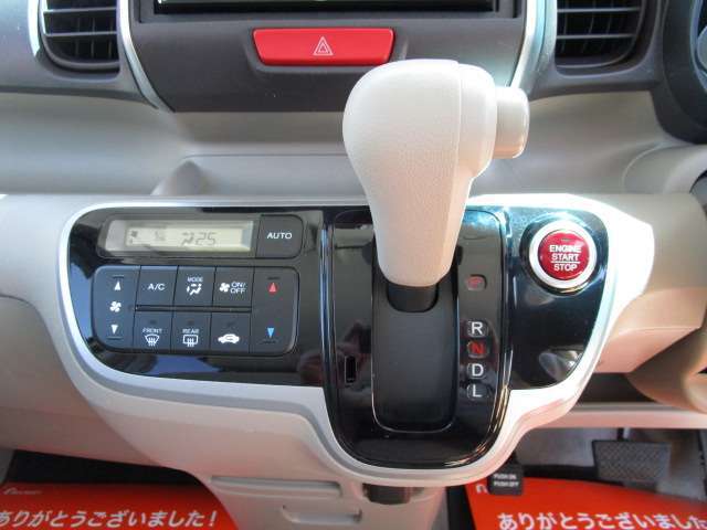 便利なオートエアコン付。温度を設定するだけで、暖かさを調節してくれます☆レバー式とちがい微妙な調整も必要なくとても便利な装備です☆ダッシュオートマチック！足元が広く使えます。