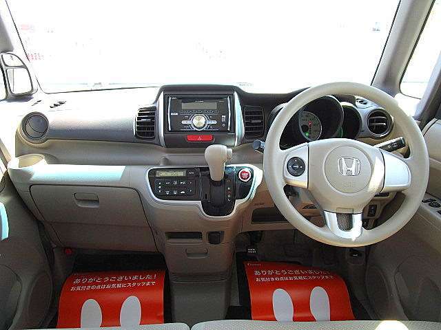コンパクトなボディー、その車内は広くベンチシートになっています。足元もゆったりとしていますよ。