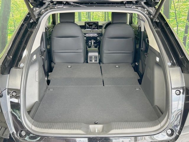 普段のお買い物や通勤、送迎等に十分な荷室スペースを確保しております。セカンドシートを倒すと、大きな荷物の積載も可能です♪