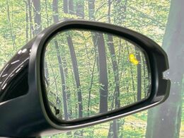 【ブラインドスポットインフォメーション】走行中、ドアミラーの死角になりやすい箇所に後続車が接近するとサイドミラー付近に警告を表示、ドライバーに注意喚起をしてくれます。