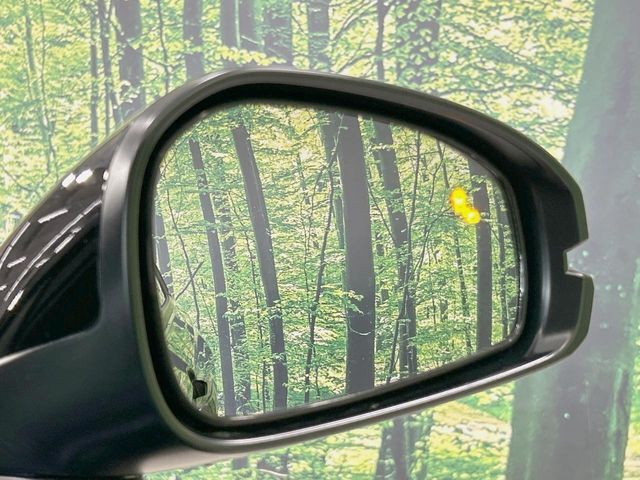 【ブラインドスポットインフォメーション】走行中、ドアミラーの死角になりやすい箇所に後続車が接近するとサイドミラー付近に警告を表示、ドライバーに注意喚起をしてくれます。