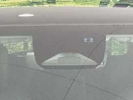 【ホンダセンシング】走行中に前方の車両等を認識し、衝突しそうな時は警報とブレーキで衝突回避と被害軽減をアシスト。より安全にドライブをお楽しみいただけます。