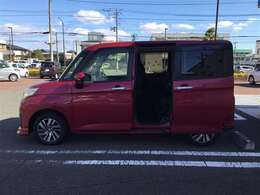 両側パワースライドドア付き。お子様・ご年配の方も乗り降りラクラクです！