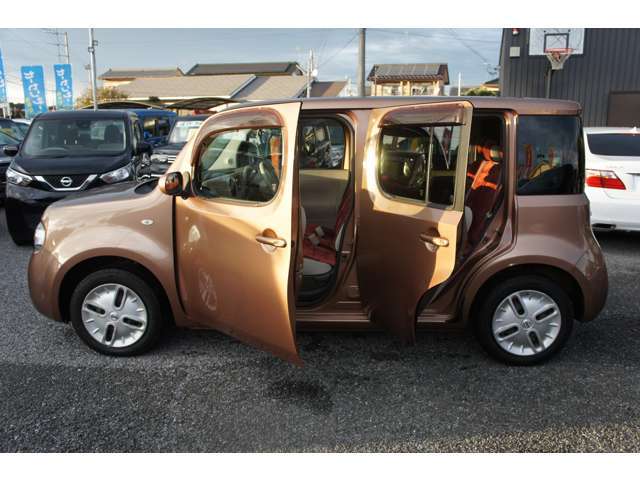 エンジンルームも清掃(^^)車の心臓部であるエンジンルームが汚れていたら車がかわいそうですよね？ボンネットの裏側まで綺麗に磨き込みます(^^)