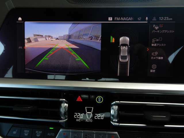 リヤ・ビュー・カメラ：車両後方周辺の状況を鮮明な画像でコントロール・ディスプレイに表示します。駐車時など後退する際の視野を広げることができます