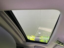 【サンルーフ】開放感たっぷりの希少装備、サンルーフが装着されています！車内に明かりを取り入れたり景色を楽しむ以外にも、車内の空気も簡単に換気できて快適です！