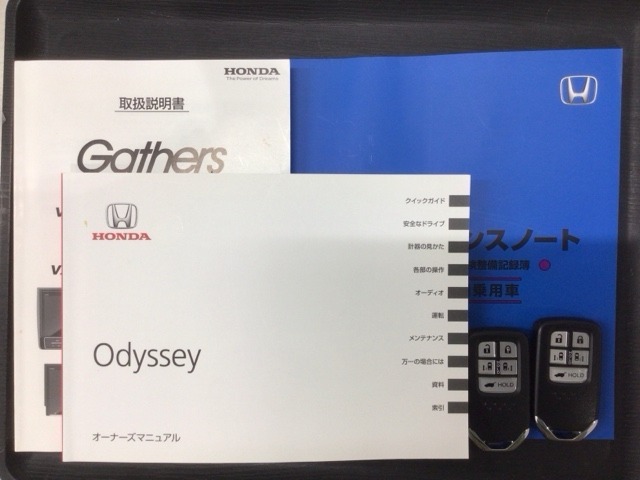 スマートキーは鍵をバッグに入れたままでもドアロックの開閉やエンジンのON・OFFができます。夜間や雨の日も鍵を探さなくて良いので便利です。