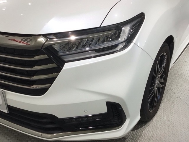 LEDヘッドライトは、点灯の瞬間から最大光量を発揮し、突然暗くなるトンネルなどでの安定感を高めます。