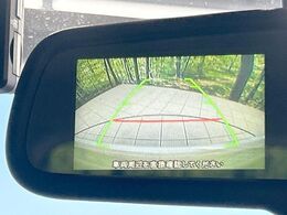 【バックカメラ】駐車時に後方がリアルタイム映像で確認できます。大型商業施設や立体駐車場での駐車時や、夜間のバック時に大活躍！運転スキルに関わらず、今や必須となった装備のひとつです！
