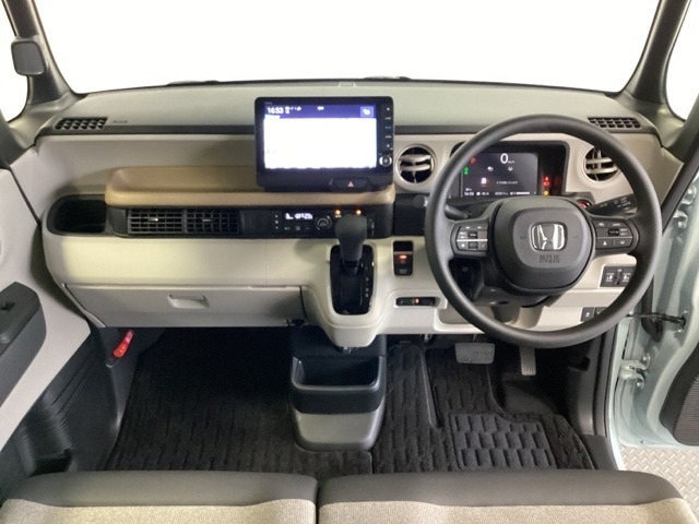 車内は光触媒抗菌消臭施工済です。インパネ周りはスタイリッシュなデザインで機能や装備も充実しています。グローブボックスやカップホルダーのほかにトレーなどたくさんの収納スペースが付いています。