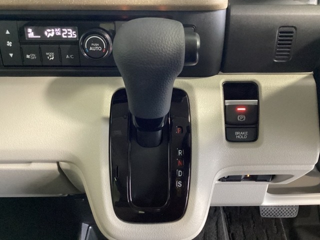 CVT車のセレクトレバーです。低速から高速まで、変速ショックのないスムーズな走りと、エンジン効率のよい領域を維持して燃費にも貢献します。サイドブレーキはスイッチ操作の電子制御パーキングブレーキです。