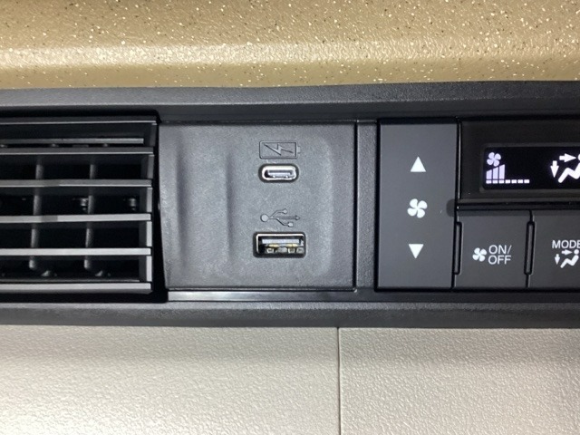 エアコン操作パネルの左側に、スマートフォンなどの充電可能なUSB端子と、音源などの外部入力の可能なUSB端子がついています。移動中に充電もできるので便利です。