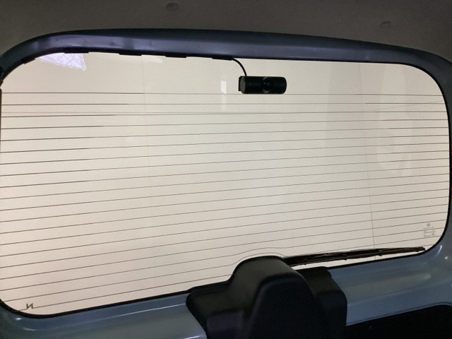 後方にもドライブレコーダーのカメラが付いています。前後両方でお車の周りを監視・記録いたします。