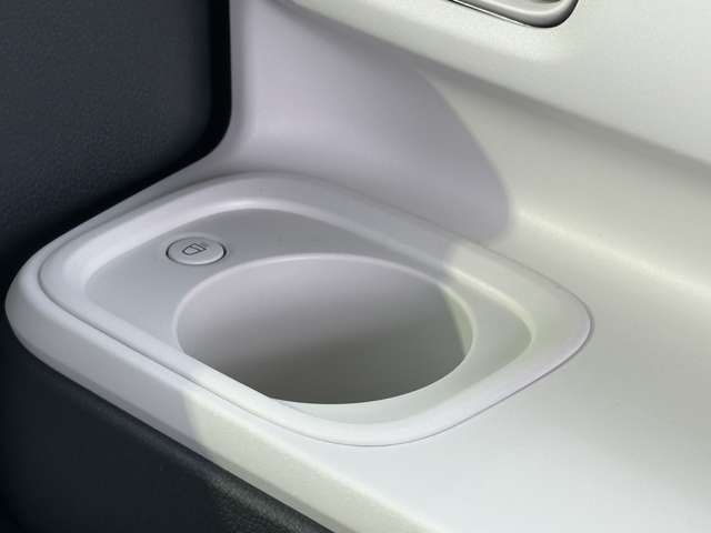 純正オプションはもちろん、社外のナビやフリップダウンモニター、ドライブレコーダー、ETC等、お客様のご希望のオプション取付も可能♪お客様による商品持込み、取付のみの対応もしております♪