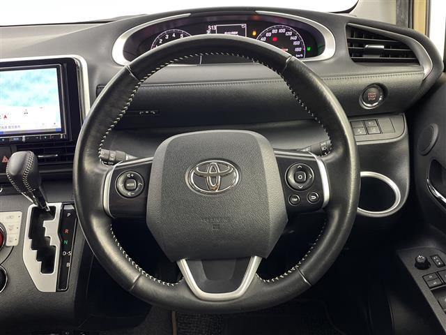 【ハンドル】軽い力で扱いやすいハンドルです。目立つ傷やスレなどなく綺麗な状態です！除菌プランいれていただくとさらに快適に！清潔なお車はお子様にも安心ですね！