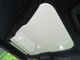 【ガラスルーフ】ガラスルーフ搭載で車内の解放感が一気にアップ！開放的なドライブをお楽しみいただけます。