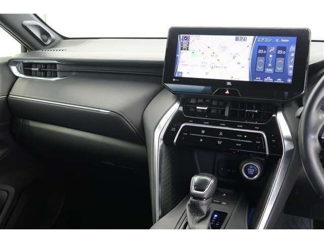 【まるまるクリーニング】内装工程では、中古車を気持ちよくお乗りいただけるよう清掃しております。シートの洗浄はもちろん、ニオイの元となるフロアカーペットまで洗浄・消臭を実施。