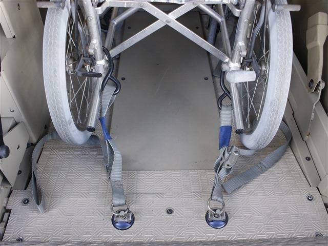 固定装置で車椅子をしっかりと固定します！