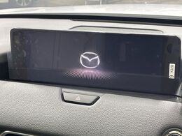 【12.3インチマツダコネクト】車内の雰囲気にマッチした大型ディスプレイ。スマホ接続でのナビ使用やBluetooth再生等、様々な機能が楽しめます。直感的なダイヤル操作が可能で、使い勝手も良好です。