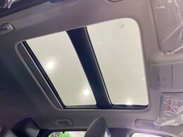 【サンルーフ】開放感たっぷりの希少装備、サンルーフが装着されています！車内に明かりを取り入れたり景色を楽しむ以外にも、車内の空気も簡単に換気できて快適です！