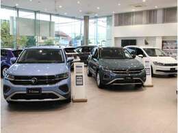 弊社ショールームには常時78台の最新モデルを展示しております。試乗車もご準備して皆様のご来店をお待ちしております。