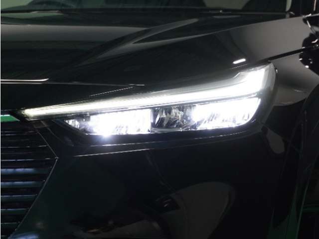 【ヘッドライト】省電力で長寿命の明るく運転しやすいLEDヘッドランプです。明るく照らすので暗い夜道からお客様を守ってくれます。