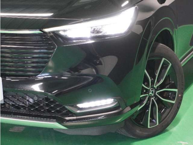 【ヘッドライト】省電力で長寿命の明るく運転しやすいLEDヘッドランプです。明るく照らすので暗い夜道からお客様を守ってくれます。