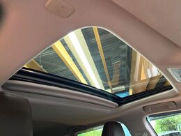【サンルーフ】ボタンひとつで開閉可能！開放感たっぷりのサンルーフが装着されています！車内に明かりを取り入れたり景色を楽しむ以外にも、よどみがちな車内の空気も簡単に換気できて快適です！