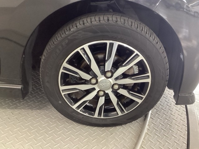 アルミホイールです。足元が引き立つので、車全体のイメージがアップしますよ！