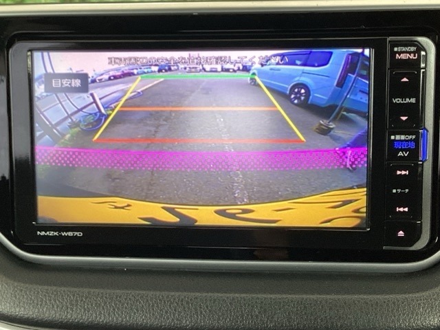 ガイド線表示機能付きのバックカメラで、バックでの車庫入れも安心です。