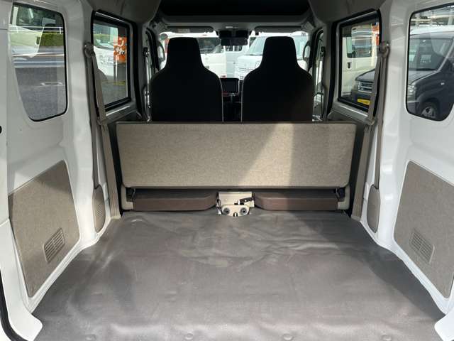 シートは折り畳んでも荷物を置いてもOK！広々お使いいただけます！