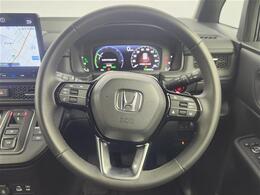 【ステアリング】軽い力で扱いやすいハンドルです。目立つ傷やスレなどなく綺麗な状態です！除菌プランいれていただくとさらに快適に！清潔なお車はお子様にも安心ですね！