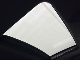 【ムーンルーフ】開放感たっぷりの希少装備、ムーンルーフが装着されています！車内に明かりを取り入れたり景色を楽しむ以外にも、車内の空気も簡単に換気できて快適です！