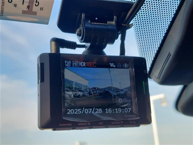 『運転中の記録を残します。事故などを起こした起こされた時の証拠を残します。』